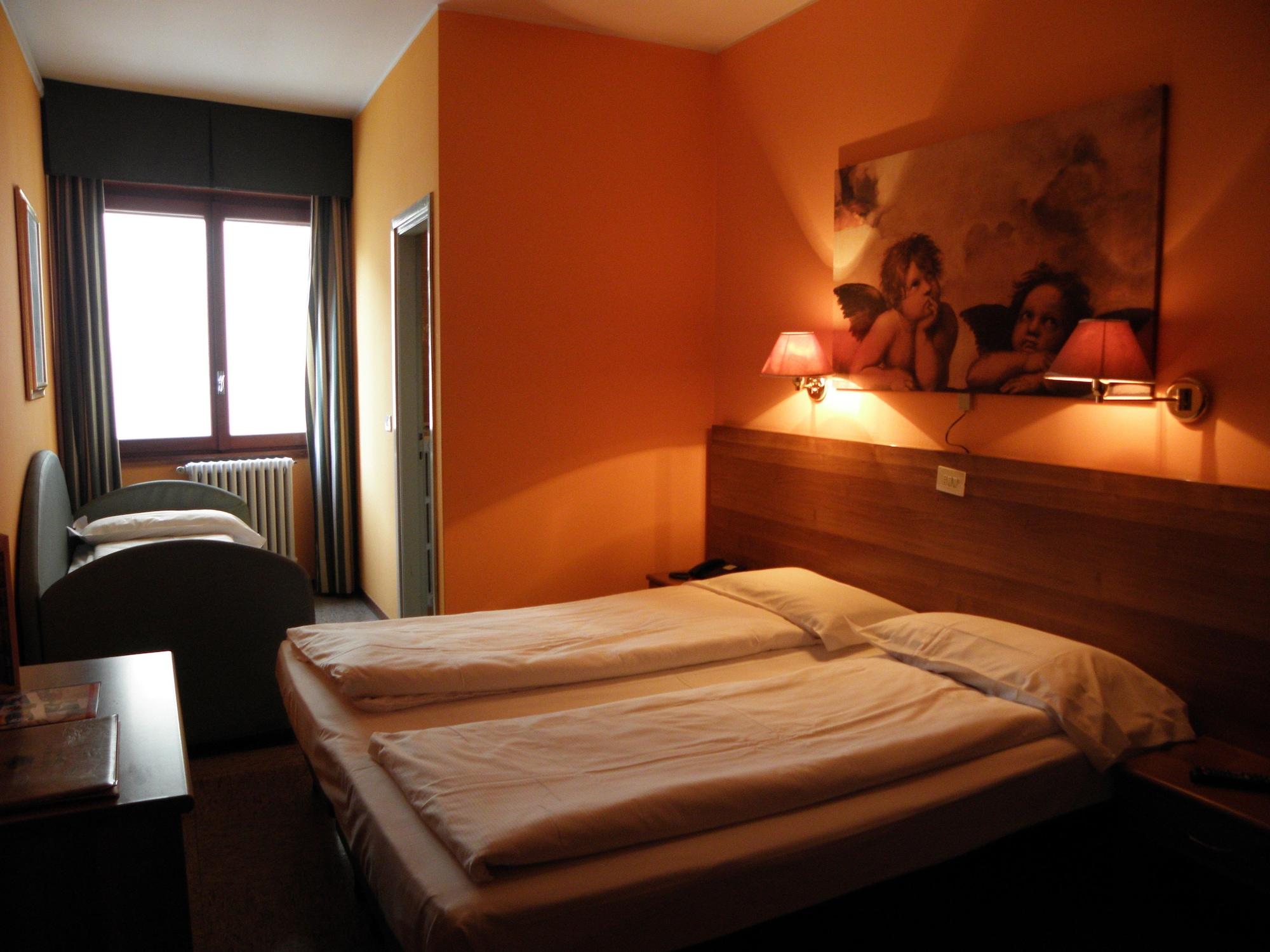 Hotel Corona Tirano Buitenkant foto