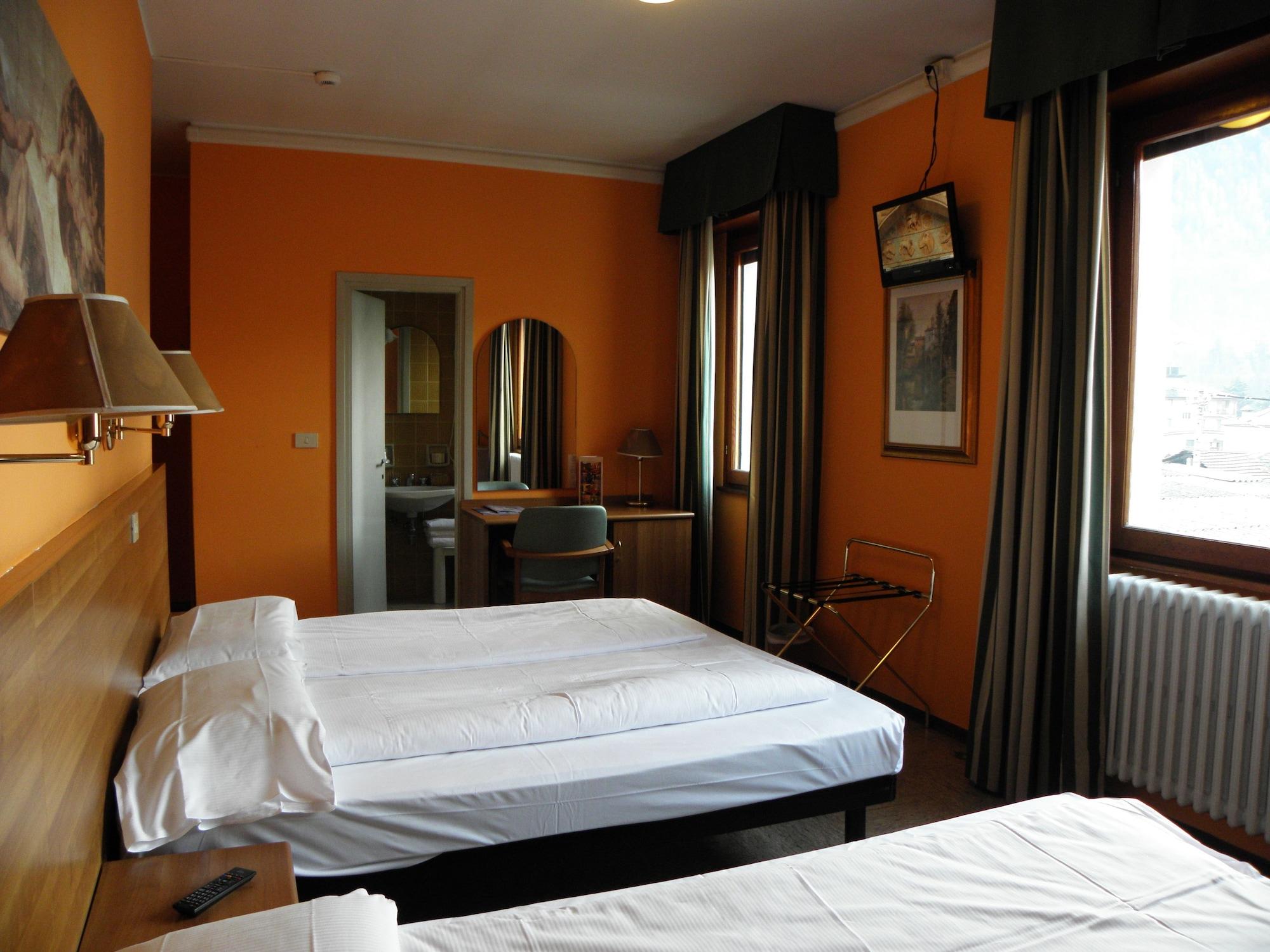 Hotel Corona Tirano Buitenkant foto
