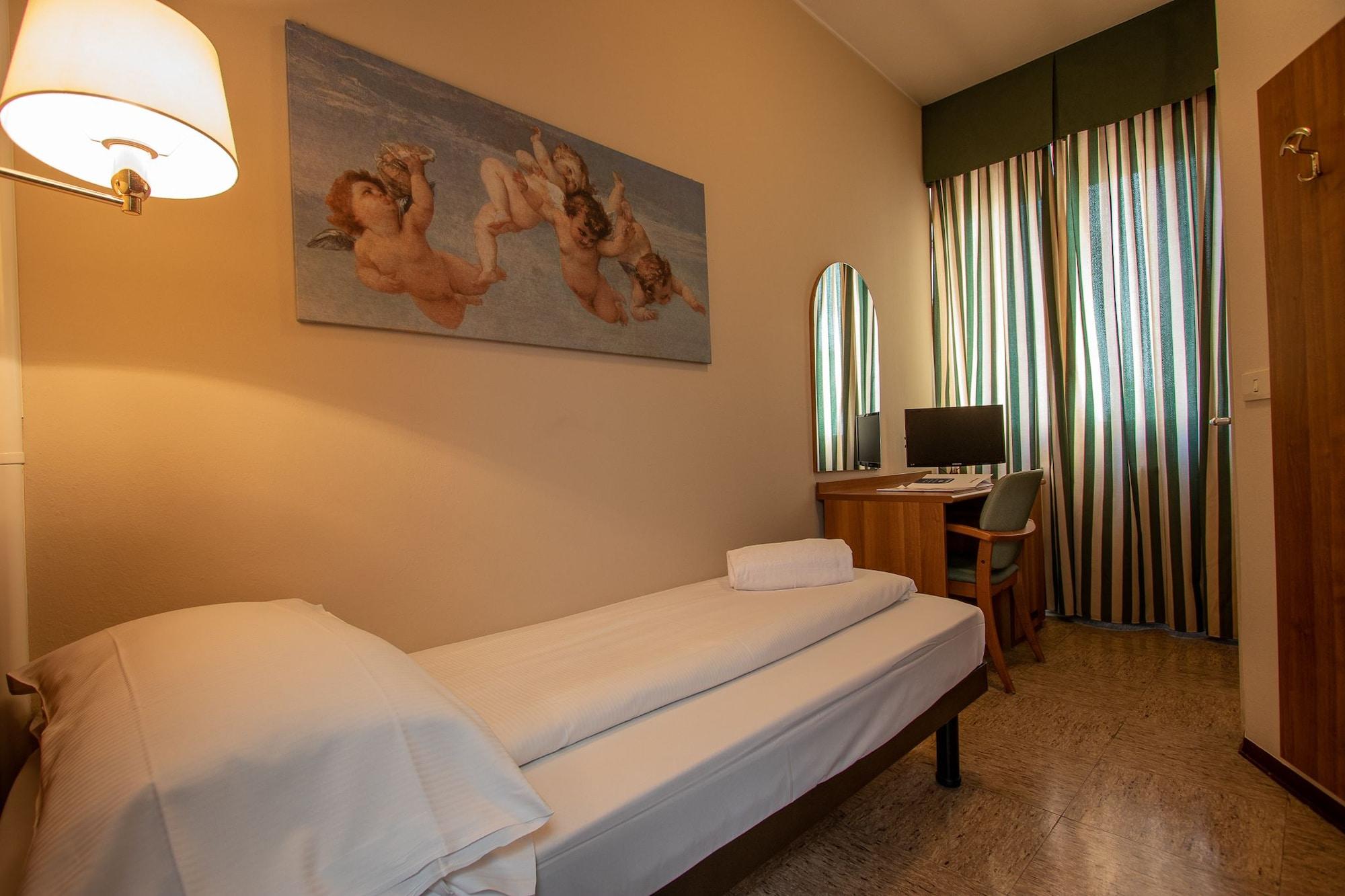 Hotel Corona Tirano Buitenkant foto