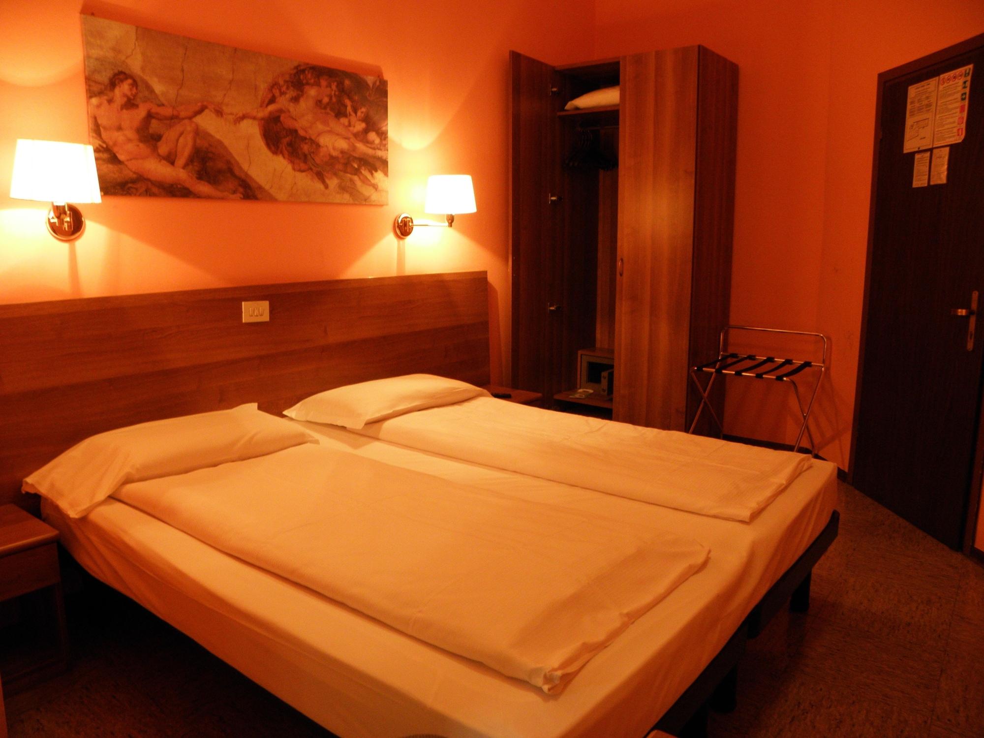 Hotel Corona Tirano Buitenkant foto