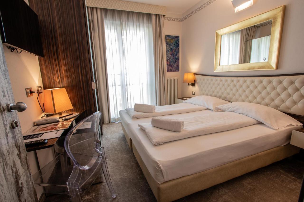 Hotel Corona Tirano Buitenkant foto