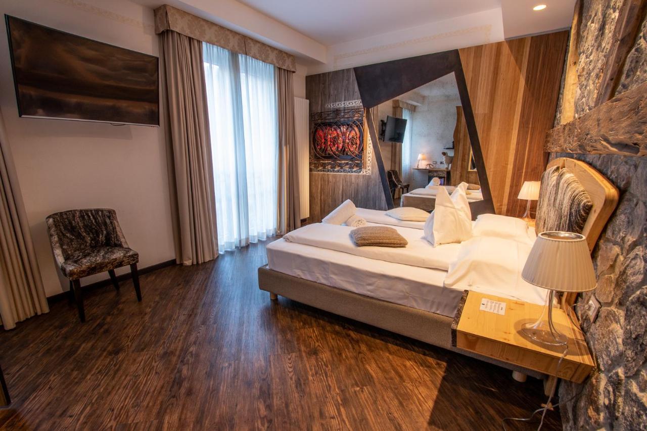 Hotel Corona Tirano Buitenkant foto