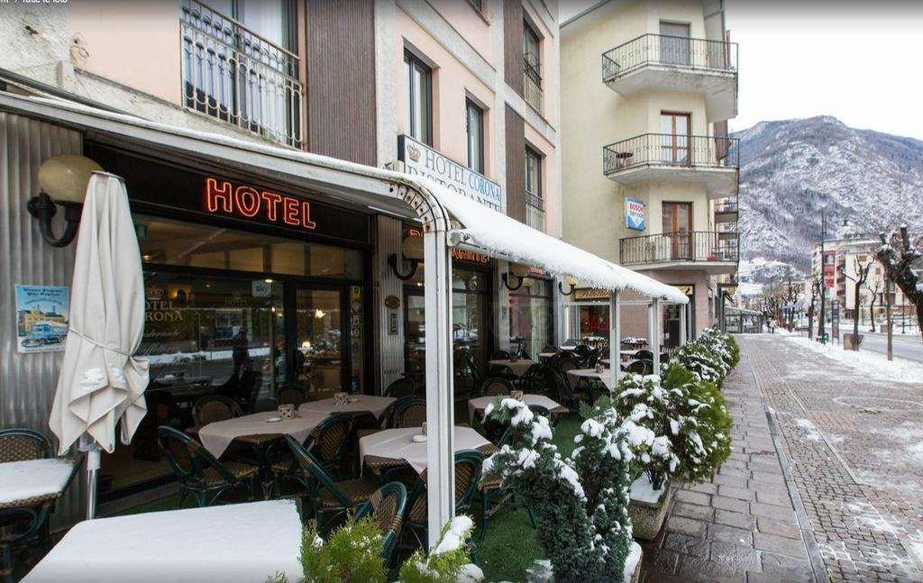 Hotel Corona Tirano Buitenkant foto